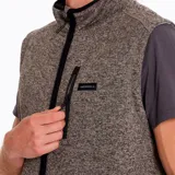 Chaleco de tejido tipo punto con textura melange, cierre frontal completo, bolsillo en el pecho con cierre y bolsillos laterales con cierre. Cuenta con interior de polar para mayor abrigo.