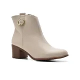 Botineta de cuero sintético color beige con detalle de hebilla dorada y taco de madera.