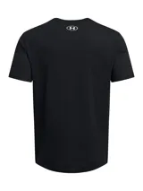 Remera de manga corta Under Armour, color negro, con cuello redondo acanalado y estampado gráfico del logo de la marca en el centro del pecho en colores blanco y rojo.