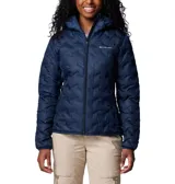 Campera técnica de plumón con capucha, color azul marino, con diseño de costuras selladas térmicamente, cierre frontal completo, bolsillos laterales con cierre y logo de la marca bordado en el pecho.