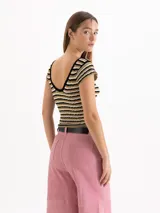 Top de tejido jaspeado y mangas cortas, con patrón de rayas horizontales en tonos negro, beige y dorado. Cuenta con escote redondo y ribetes en contraste.