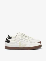 Championes Veja Panenka color blanco con detalles en beige y negro. Fabricados con cuero orgánico y suela de caucho amazónico.