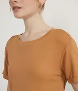 Blusa básica de cuello redondo y manga corta con detalle de dobladillo, confeccionada en tejido de viscosa con elastano.