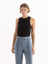 Musculosa negra de algodón Pima, con escote redondo y calce relajado.