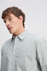 Camisa de manga larga con diseño a rayas verticales en color verde y blanco, cuello clásico y estampa con bordado en la espalda con la frase "Expect Nothing, appreciate everything".