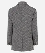 Blazer de tweed gris con diseño de espiga, doble botonadura, solapas de muesca, bolsillos cargo frontales y corte clásico.