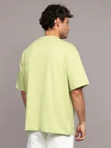 Remera verde claro de algodón con cuello redondo y logo de Calvin Klein estampado en el pecho.