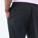 Pantalón de vestir color negro, de corte recto y estilo formal, con cierre frontal y bolsillos laterales.