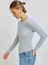 Camiseta de manga larga ajustada al cuerpo, color blanco, con cuello redondo.