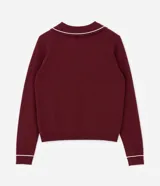 Suéter de punto en color bordó con corte slim, cuello polo y mangas largas. Presenta detalles de líneas blancas en contraste en el cuello y los puños, con acabado acanalado.