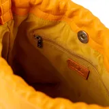 Cartera tipo morral de símil cuero graneado color naranja, modelo Melina Marinero Chico de XL. Cuenta con cierre superior fruncido mediante cordones ajustables, correa regulable con hebilla y herrajes plateados.