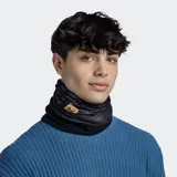 Braga de cuello polar multifuncional Buff, color negro, con forro polar acolchado y etiqueta de marca amarilla.