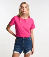 Remera básica de cuello redondo y manga corta, confeccionada en algodón peruano de alta calidad. Presenta un diseño liso y versátil, ideal para uso diario.