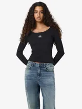 Camiseta de manga larga ajustada, color negro, con cuello redondo y pequeño logo bordado en el centro del pecho.