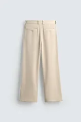 Pantalón de corte wide fit confeccionado en pana de algodón color marrón oscuro. Presenta bolsillos frontales, bolsillos traseros de vivo con botón y cierre frontal con cremallera y botón.