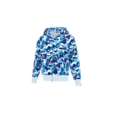 Hoodie canguro de A Bathing Ape con cierre frontal completo y estampa de camuflaje en tonos de azul y blanco. Cuenta con capucha ajustable y detalles gráficos característicos de la marca.