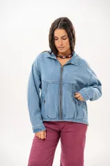 Campera de jean color celeste con silueta relajada y calce amplio. Presenta cierre frontal metálico, cuello clásico y bolsillos laterales.