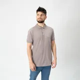 Chomba manga corta Wrangler color gris topo, con cuello clásico y tapeta de dos botones. Logo bordado en el pecho.