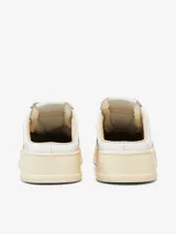 Zapatilla Mule Autry de cuero blanco con puntera plateada brillante y cordones grises.