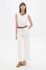 Musculosa blanca sin mangas de viscosa, con ajuste al cuerpo, cuello a la base y detalles de vivos.