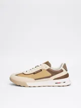 Zapatillas deportivas Tommy Hilfiger Classics, color beige con detalles en marrón y blanco. Confeccionadas en cuero y poliéster, con suela de goma y logo de la marca en el lateral.