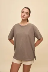 Remera blanca de manga corta, cuello redondo y corte holgado.