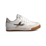 Championes deportivos Via Marte modelo Olimpia 2.0, de color blanco con detalles en dorado metalizado. Presenta un diseño con cordones, puntera reforzada en tono beige y suela de goma color caramelo con textura dentada.