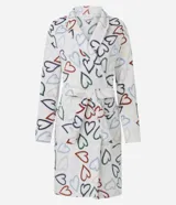 Bata de baño confeccionada en tejido fleece suave y cálido, con estampado de corazones coloridos. Presenta diseño cruzado con lazo ajustable en la cintura, mangas largas y bolsillos laterales.