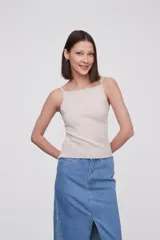 Top de punto acanalado color beige, con breteles finos, escote cuadrado y ajuste al cuerpo.