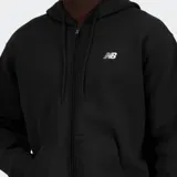 Campera con capucha y cierre de cremallera, color negro, con logo New Balance bordado en blanco en el pecho. Presenta bolsillos laterales y puños elásticos.