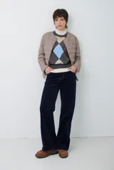 Chaleco de punto con diseño de rombos en tonos beige, marrón y gris. Presenta cuello redondo y corte ajustado a la cintura.