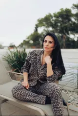 Chaqueta de animal print con cuello camisero, cierre frontal con botones y bolsillos de parche en el pecho.
