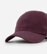 Gorra de sarga con visera curva y cierre posterior ajustable tipo strapback, confeccionada en algodón.
