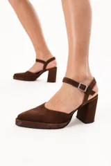 Sandalias de gamuza color chocolate, con punta fina, plataforma delantera, taco ancho alto y tira ajustable con hebilla en el tobillo.