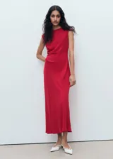 Vestido midi de poliéster color rojo, sin mangas, con cuello redondo y tirantes anchos. Cuenta con diseño entallado, fruncido lateral, forro interior y cierre de cremallera en la parte posterior.