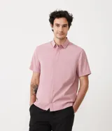 Camisa de hombre color rosa, corte slim, manga corta y cuello camisero.