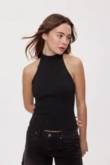 Top de punto acanalado negro con sutil efecto brillante, cuello alto y diseño sin mangas, de corte al cuerpo.