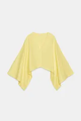 Kimono asimétrico de color amarillo claro, con escote pico y mangas largas amplias.