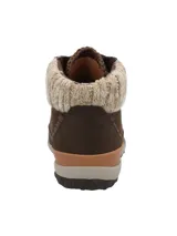 Botín de cuero marrón con cuello de tejido de punto en tono beige, ajuste mediante cordones y suela de goma con tecnología de amortiguación.