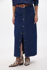 Falda larga de jean azul con abertura frontal y cierre con botones.