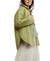 Chaqueta acolchada de algodón, color verde lima con estampado floral en rayas verticales en tono más claro. Presenta cuello clásico, cierre frontal de botones oscuros y un bolsillo de parche en el pecho con ribete en color beige.