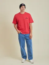 Remera blanca de manga corta con cuello redondo y un pequeño logo estampado en el pecho izquierdo.