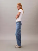 Body blanco de algodón acanalado, con cuello redondo y mangas cortas. Diseño ajustado al cuerpo.
