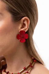 Aro con diseño de flor pintada a mano, con pétalos en tono rojo y detalles de brillo y mostacillas en el centro.