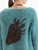 Sweater de tejido de punto con textura peluda, color verde azulado, de corte recto y escote bote.