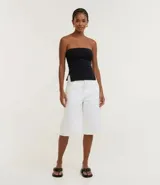 Blusa blanca sin breteles, confeccionada en microfibra, con detalle de encaje en el lateral y corte ajustado.