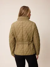 Campera acolchada de diseño matelassé, color negro, con cuello alto, cierre frontal con cremallera y botones a presión, y bolsillos delanteros con solapa.