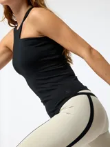 Musculosa negra sin mangas con diseño asimétrico en el cuello, corte ajustado y top interior incorporado.