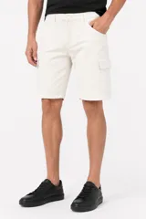 Bermuda cargo color natural de algodón, con bolsillos laterales con solapa y trabillas para cinturón.