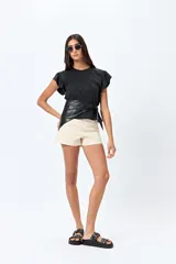 Short blanco de algodón con elastano, calce medio, bolsillos funcionales y tajos pequeños en el ruedo.